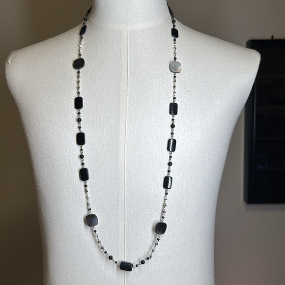 Elegant Black and White Necklace - Picture 3 of 3